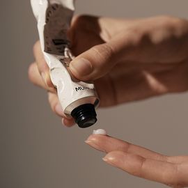 [MUMCHIT] Neck Solid Perfume 30ml – Alcohol-Free, Long-Lasting (5–8H) Fragrance with Luxurious Design & Niche Scent Quality, 2 Variants _ Made in KOREA